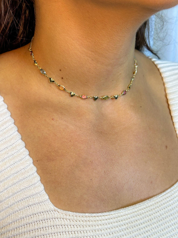 CHOKER PEDRAS COLORIDAS E CORAÇÃO DOURADO